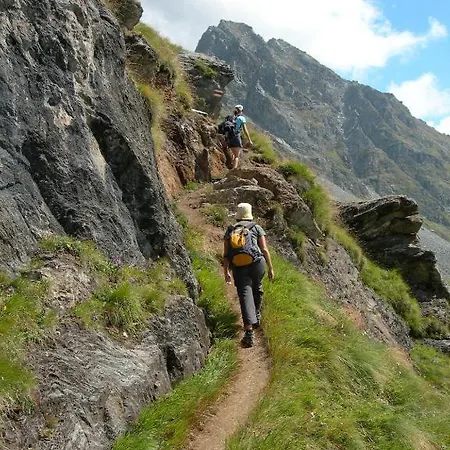 Хостел Mont-Fort Swiss Lodge Ле-Шабль